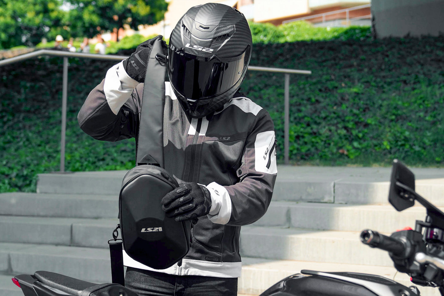 SHIELD 4L WATERPROOF SHOULDER BAG