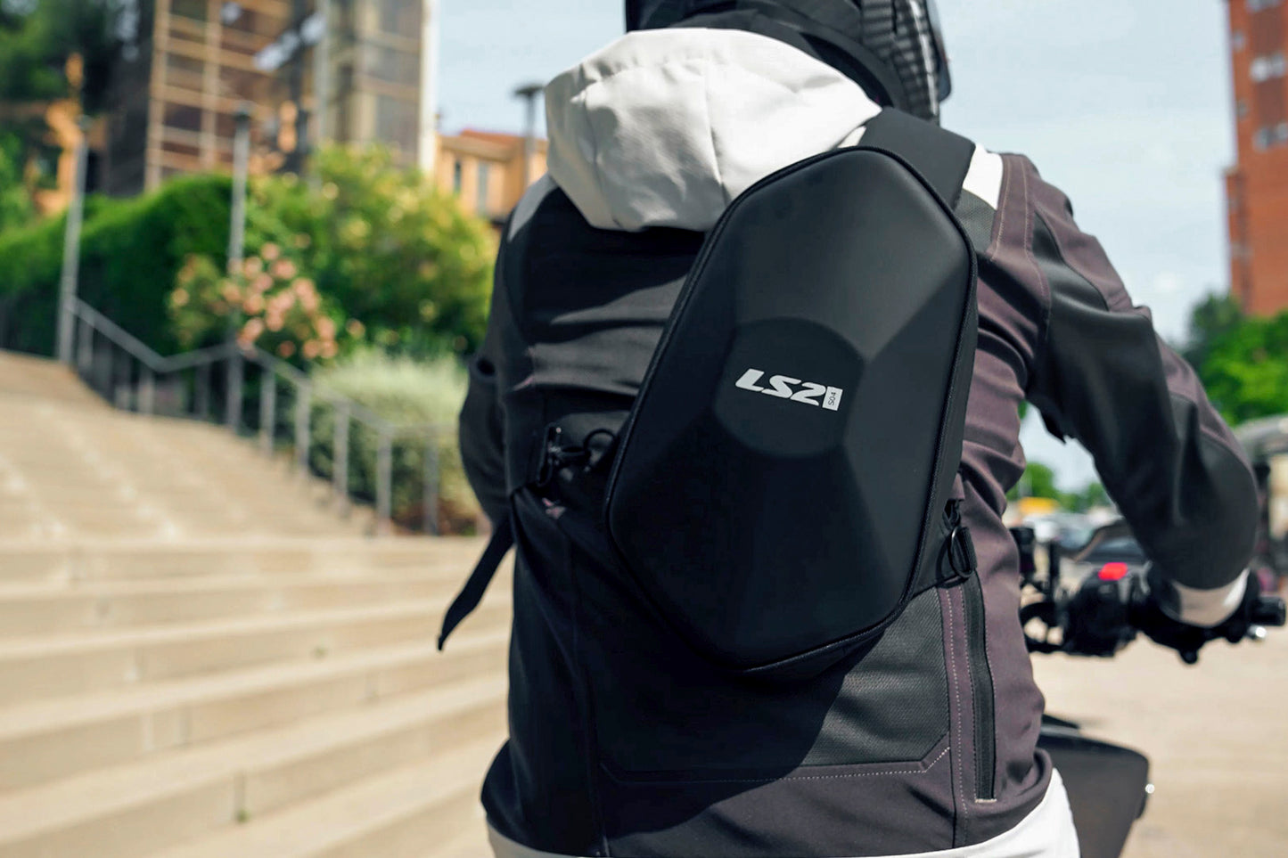 SHIELD 4L WATERPROOF SHOULDER BAG